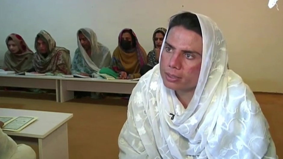 La transgénero que se convirtió en profesora del Corán en Pakistán