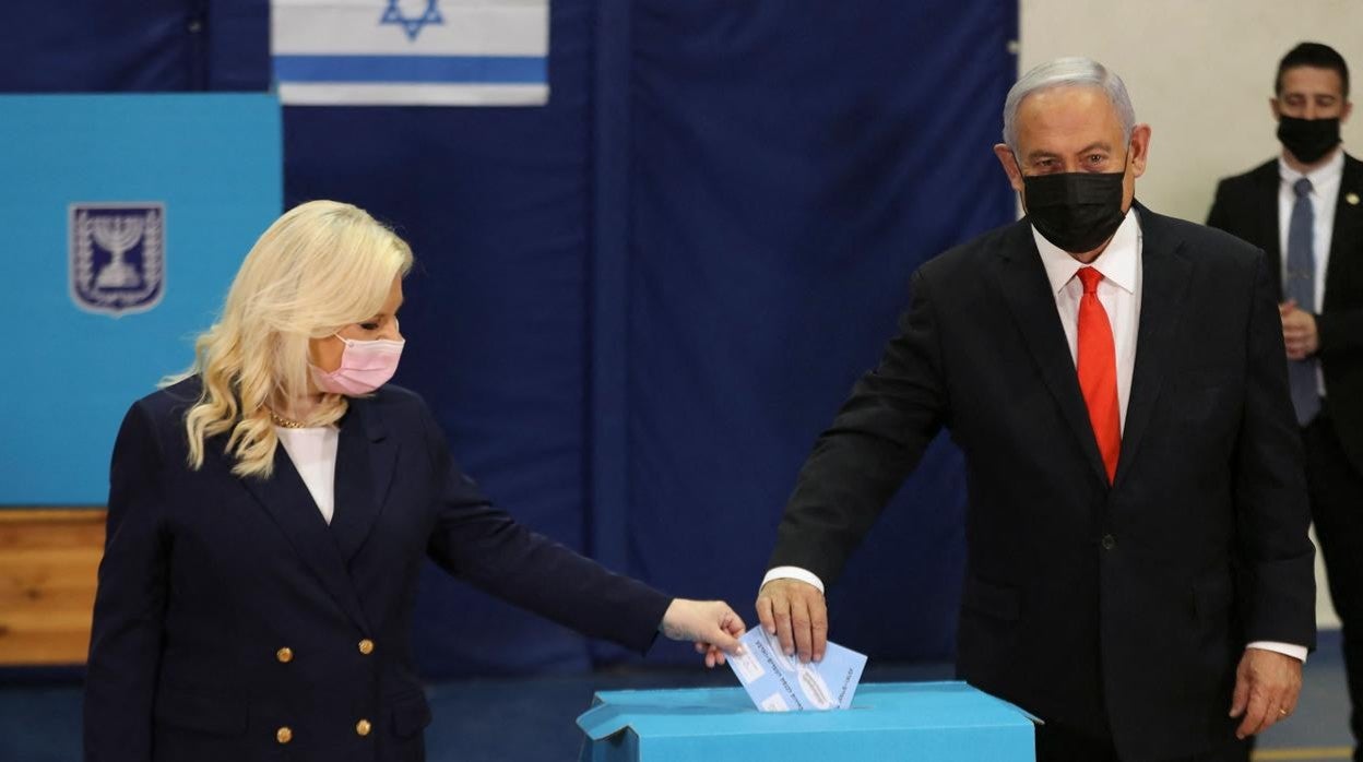 Momento en el que Netanyahu y su esposa votan este martes