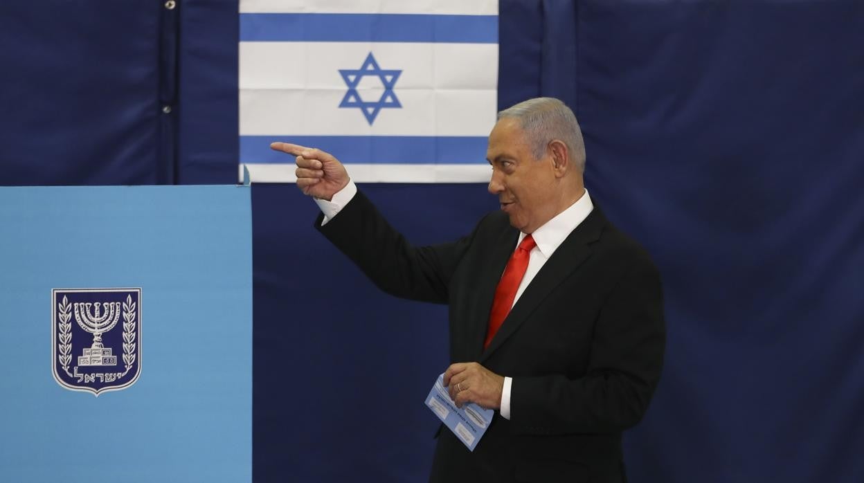 Benjamín Netanyahu hace un gesto tras votar en las elecciones en Israel