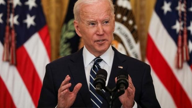 Biden se jacta de que expulsa a «decenas de miles» de 'sin papeles'