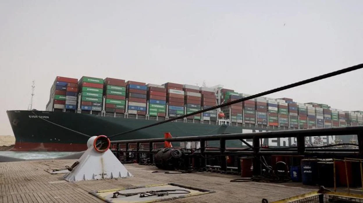 Imagen del carguero Ever Given, encallado en el Canal de Suez