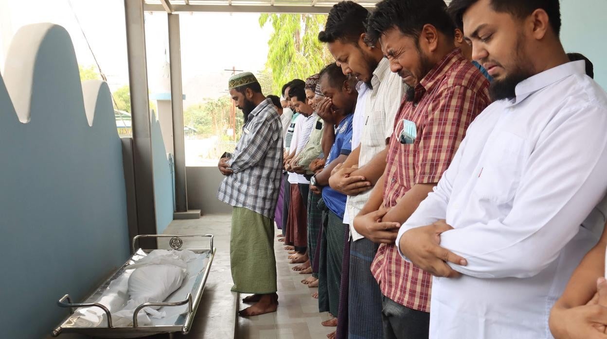 Los dolientes en el funeral de la niña de siete años Khin Myo Chit, en Mandalay