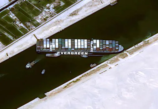 Imagen aérea del Ever Given, encallado en el Canal de Suez