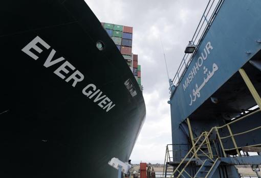 Carrera contra reloj en el canal de Suez para reflotar el buque y el comercio mundial