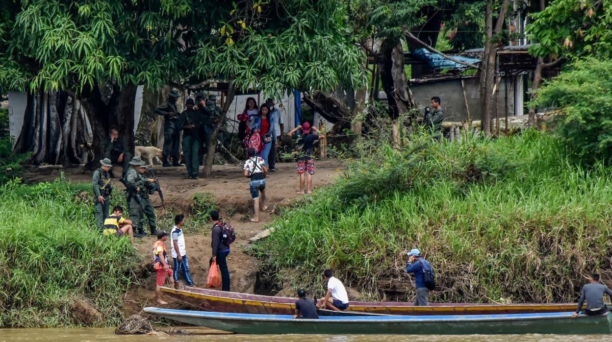 Los pobladores de La Victoria huyen de los bombardeos en embarcaciones de madera hacia Colombia