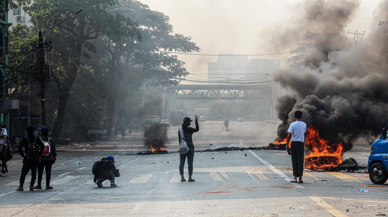 La UE y EE.UU. condenan la represión en las protestas en Myanmar