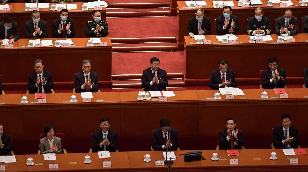 Xi Jinping aplaude después de que se anunciara el resultado de la votación sobre los cambios en el sistema electoral de Hong Kong