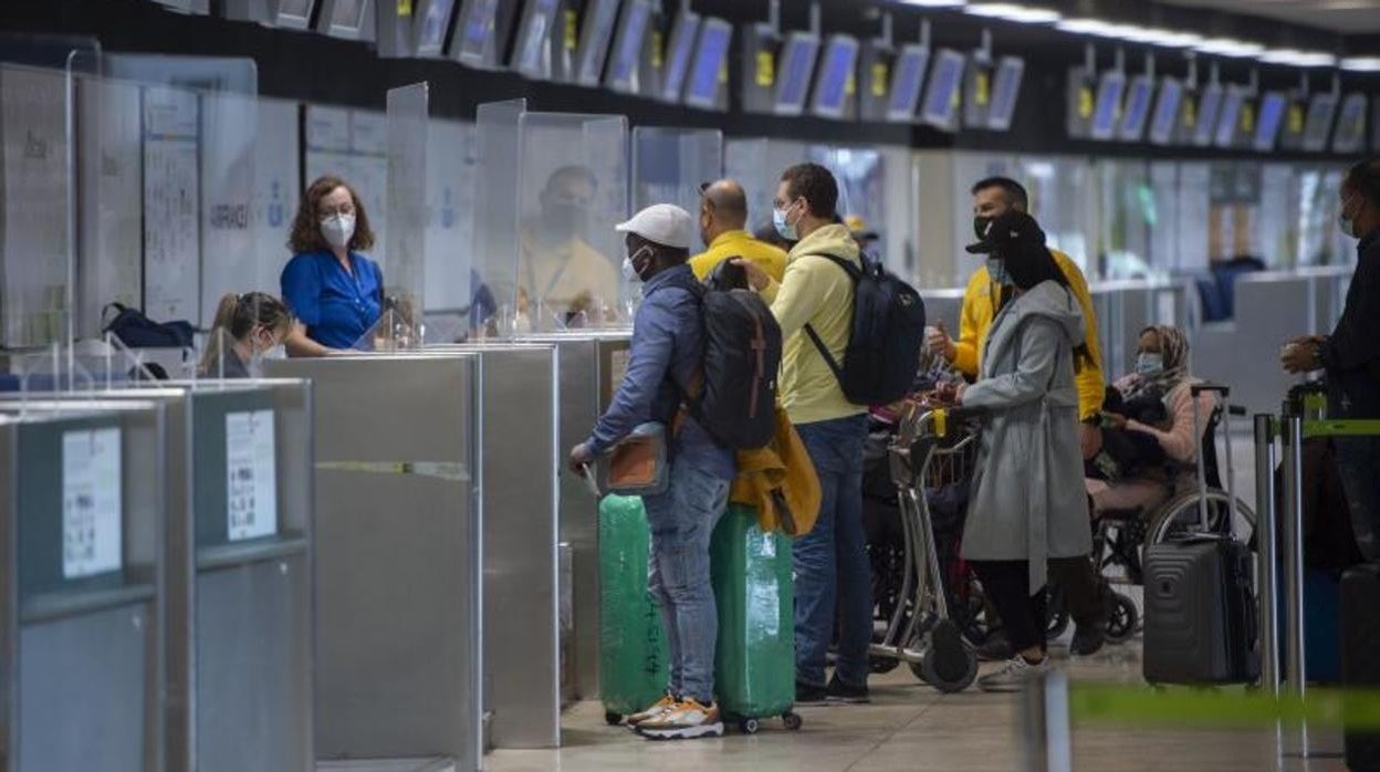 Varios pasajeros se disponen a facturar para coger uno de los últimos vuelos destino Casablanca, en la Terminal T1 del Aeropuerto Madrid-Barajas Adolfo Suárez, el pasado día 30