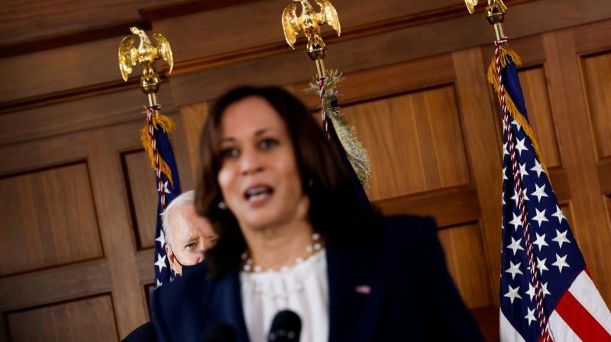 La vicepresidenta Kamala Harris, habla ante la mirada del presidente Joe Biden