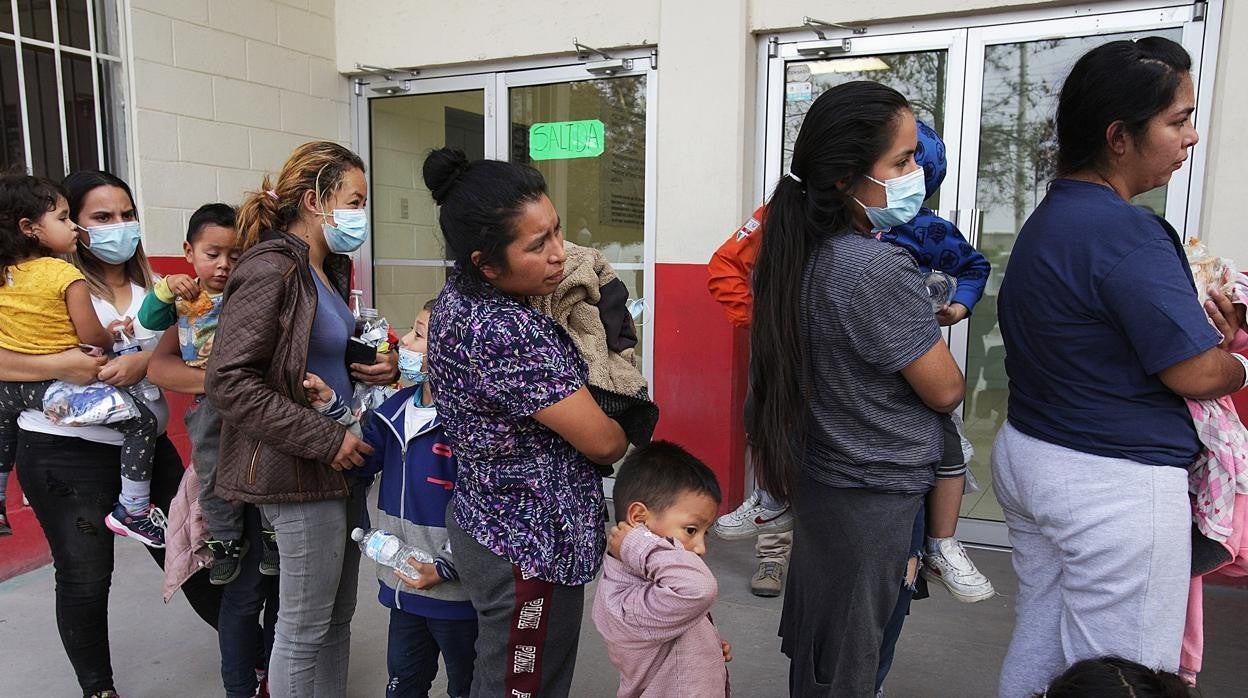 Un grupo de migrantes y sus hijos intentan acceder a Estados Unidos a través de Ciudad Juárez