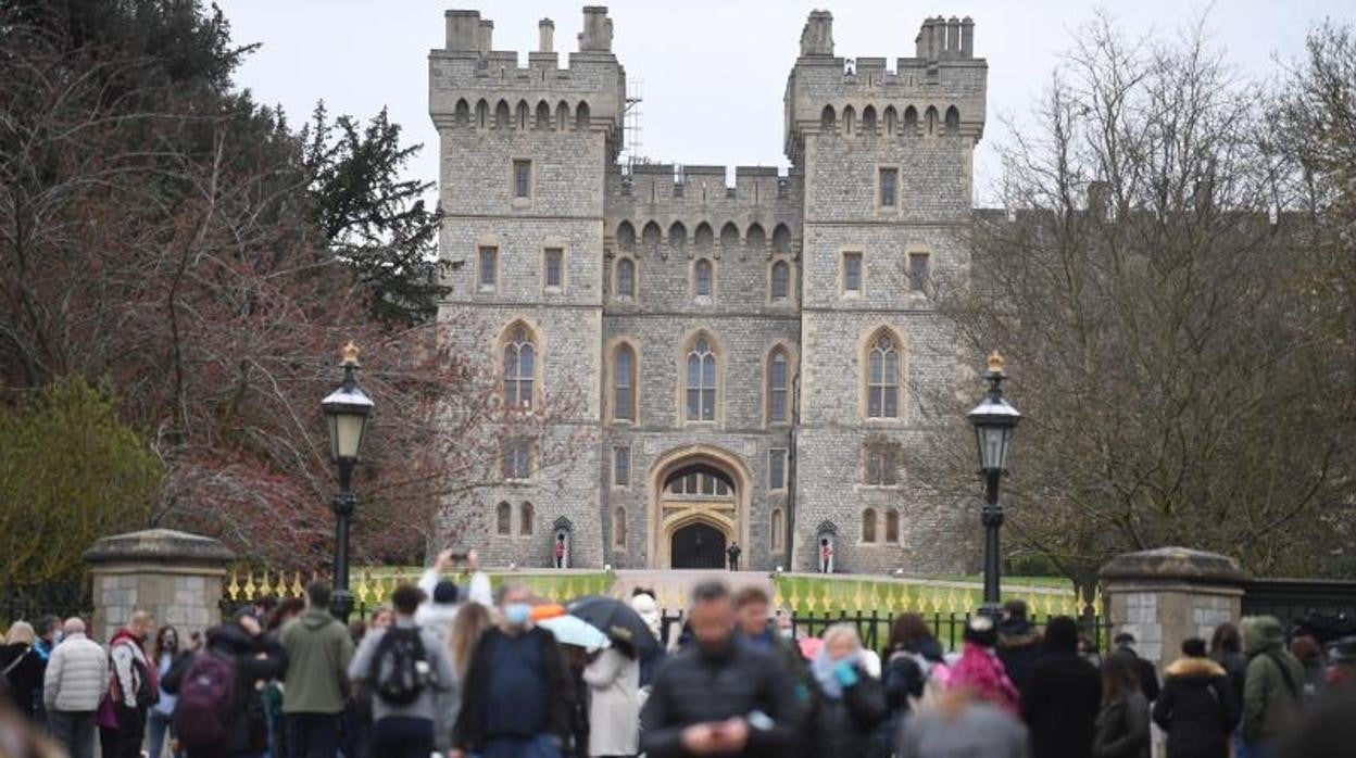 Decenas de personas, en el exterior del castillo de Windsor este sábado