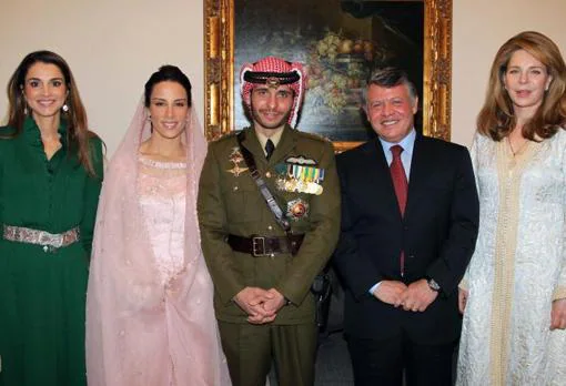 Imagen tomada en 2012 con motivo de la boda del príncipe Hamza bin Husein (vestido de militar) con la princesa Basma Otoum (segunda por la izquierda). Aparecen además la reina Rania (primera por la izquierda), el rey Abdalá (cuarto por la izquierda) y la reina Noor (a la derecha)