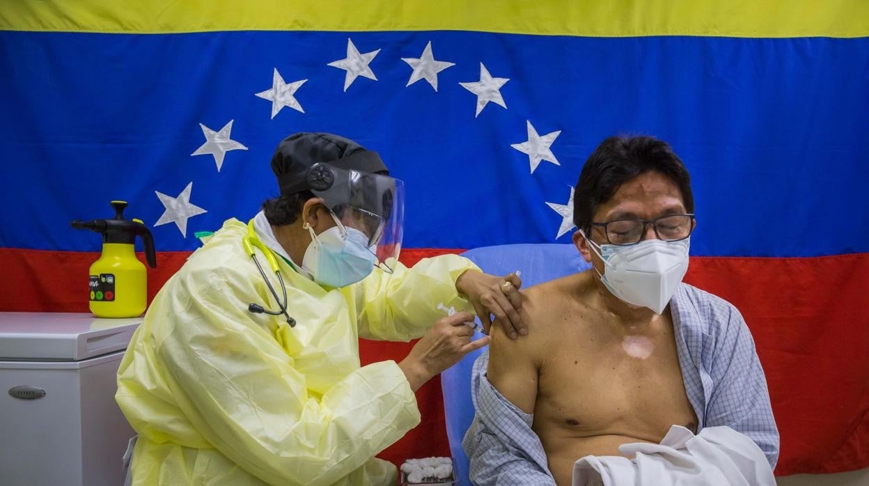 Un hombre recibe una vacuna contra la Covid-19 durante una jornada de vacunación en Caracas