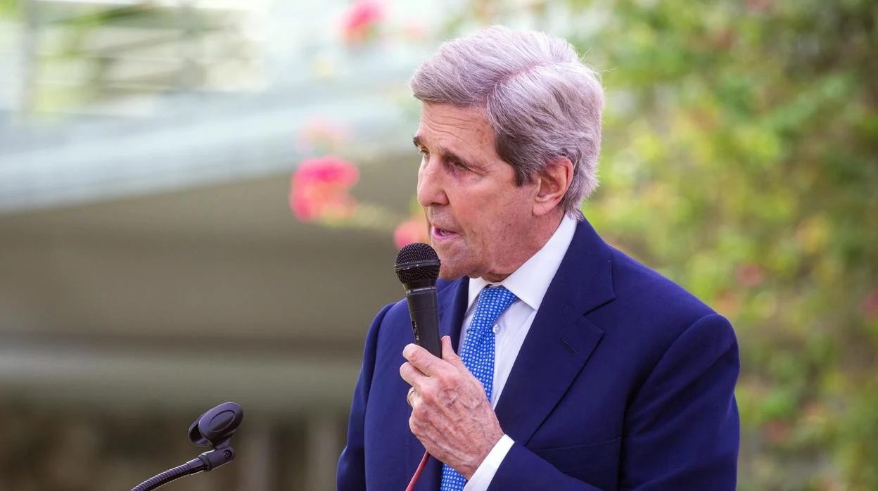 El enviado especial de Estados Unidos para el clima, John Kerry, habla en una conferencia de prensa conjunta