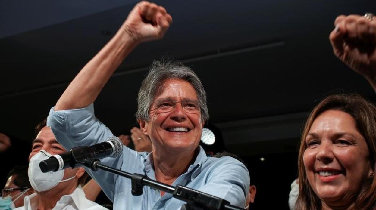 Guillermo Lasso celebra junto a su esposa la victoria en las elecciones presidenciales en Ecuador