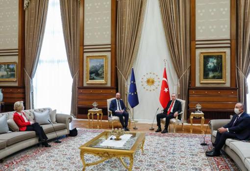 Erdogan relegó a un sofá a la presidenta de la Comisión Europea