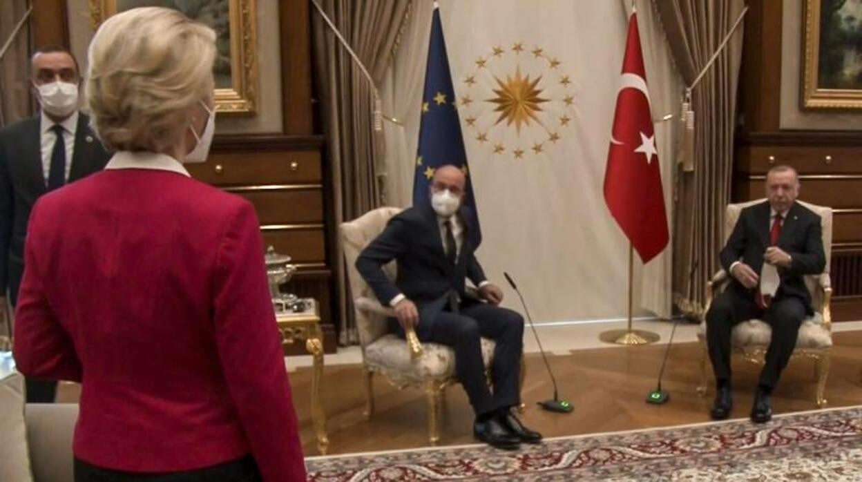 La presidenta de la Comisión Europea, Ursula von der Leyen, en pie frente a Charles Michel y Recep Tayyip Erdogan, sentados en sendas butacas el pasado 6 de abril