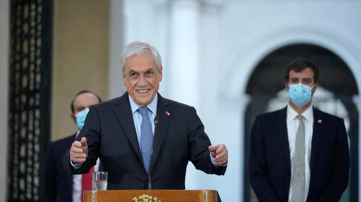 Sebastián Piñera, la semana pasada, durante la promulgación de la ley que pospone por cinco semanas las elecciones de alcaldes