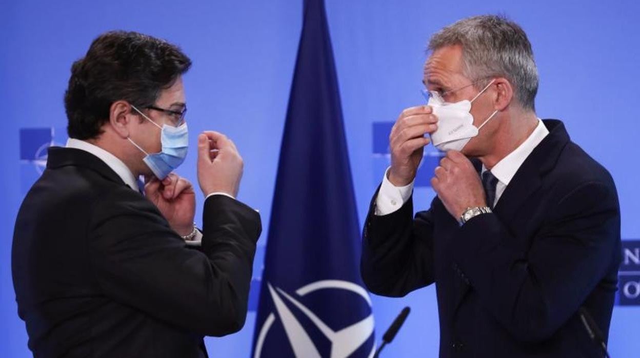 El ministro de Exteriores ucraniano, Dmytro Kuleba, y el secretario general de la OTAN, Jens Stoltenberg, tras la rueda de prensa en la sede de la Alianza en Bruselas