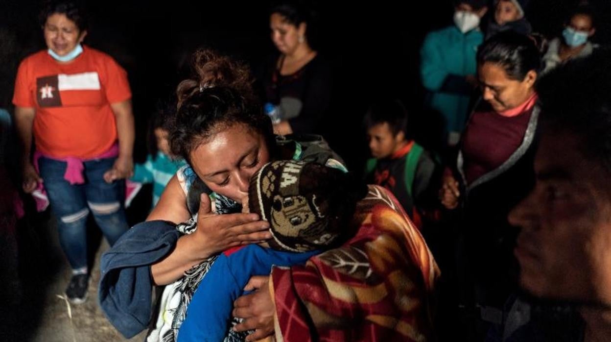 Madre e hija, natural de Guatemala, se abrazan en Texas tras cruzar Río Grande