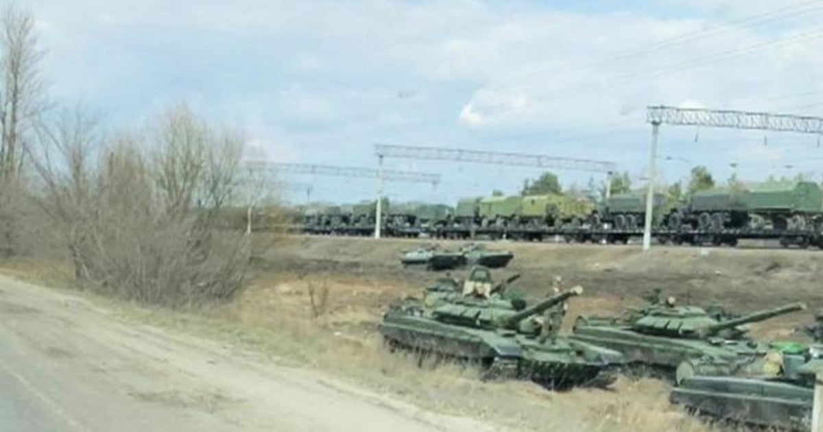 Una captura de vídeo muestra a tanques y vehículos militares en Maslovka, en la región de Voronezh, el pasado 6 de abril