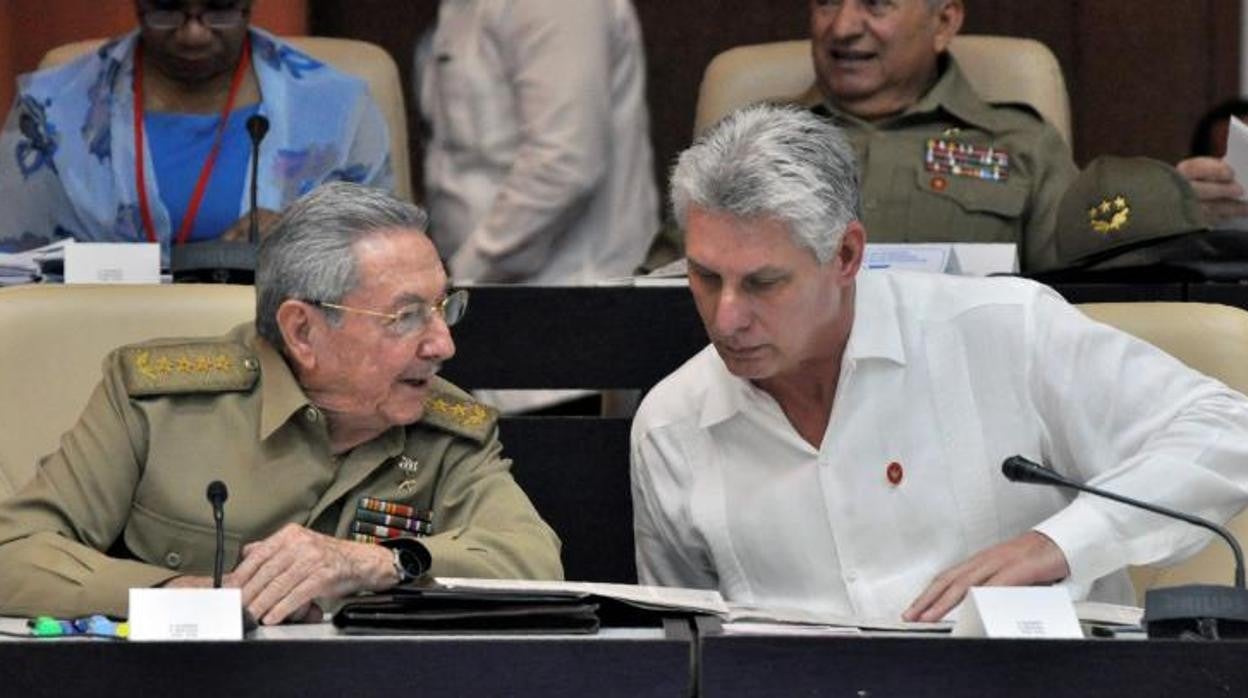 Raúl Castro y Miguel Díaz-Canel, en una imagen de 2017