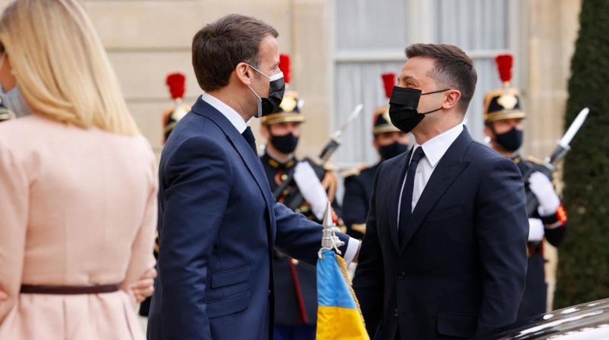 El presidente francés Emmanuel Macron se saluda a su homólogo ucraniano, Vladimir Zelenski