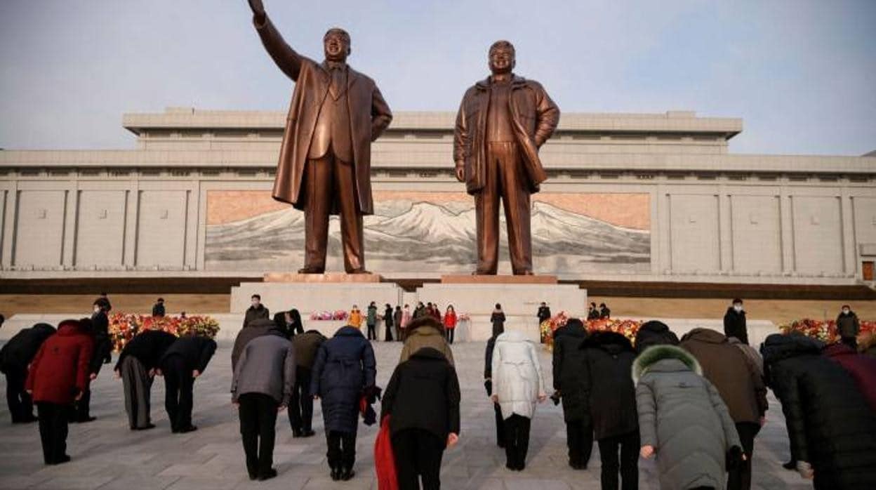 Estatuas de los dictadores comunistas Kim en Pionyang