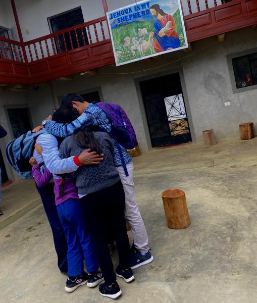 La familia de Pedro Castillo llora por su marcha a la campaña electoral presidencial