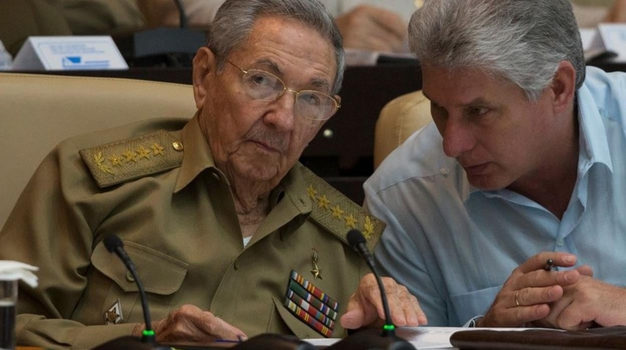 El expresidente y exlíder del PCC, Raúl Castro, con su sucesor en ambos cargos, Miguel Díaz-Canel (derecha)