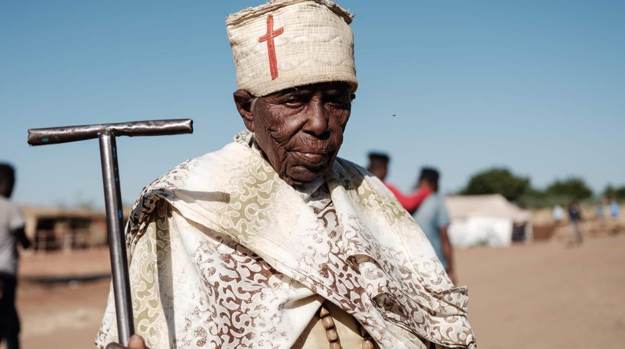 El etíope de origen tigrino Ummuhay Latabran Qahsay, de 85 años, posa para la cámara desde el campo de Um Raquba, en el este de Sudán. Según la ONU, unas 60.000 tigrinos se han refugiado en ese país tras el inicio de la guerra