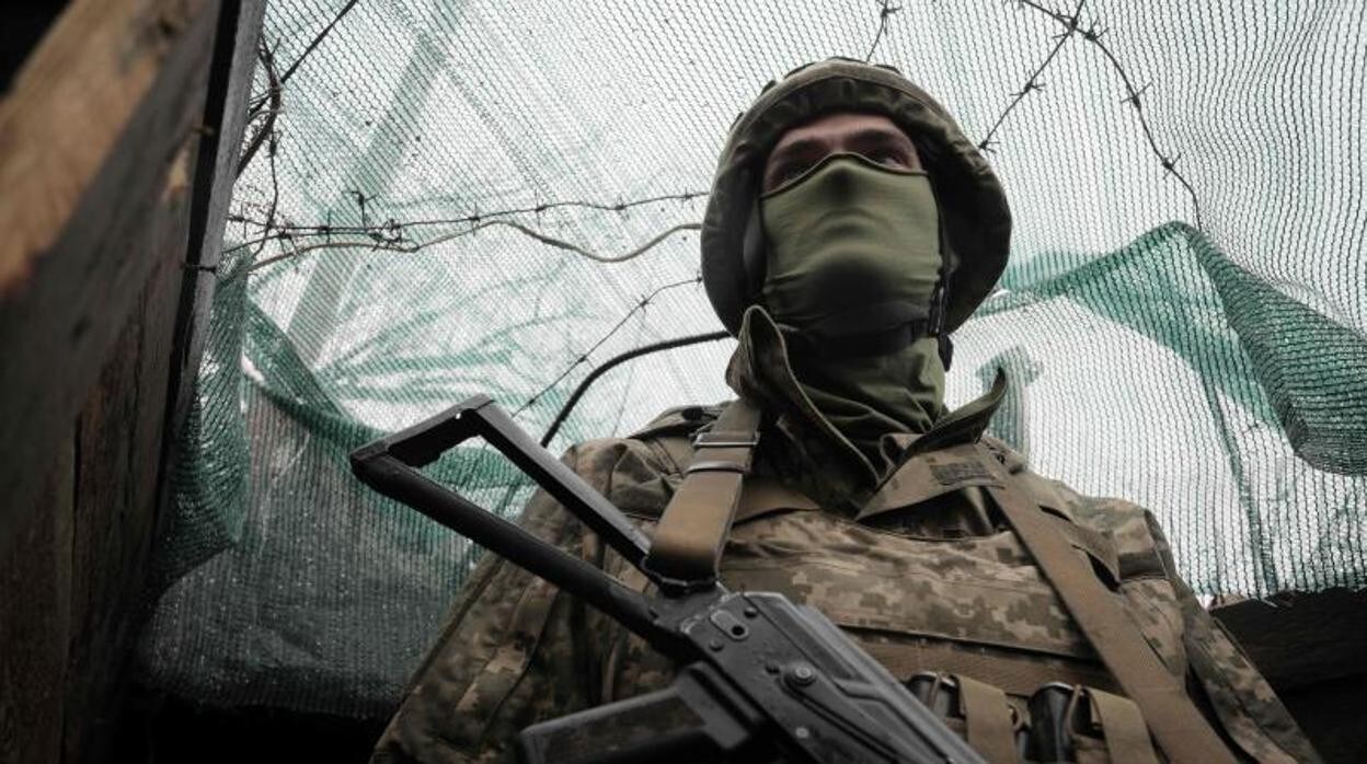 Un soldado ucraniano en la zona de tensión con los separatistas respaldados por Rusia