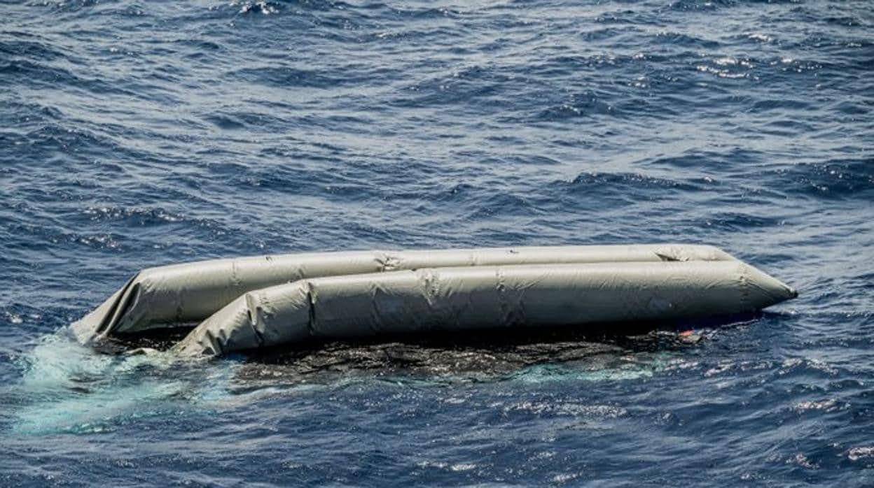 Imagen de la patera que ha naufragado frente a las costas de Libia