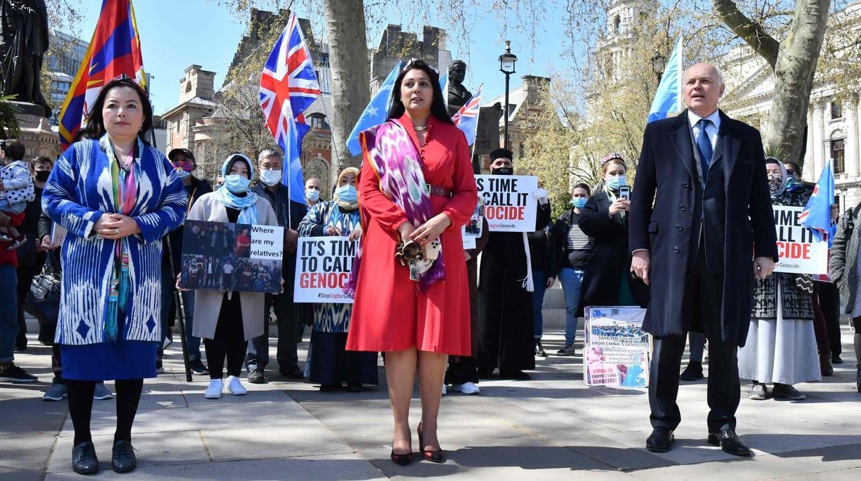 Los diputados conservadors Nusrat Ghani (C) and Iain Duncan Smith se sumaron ayer a la protesta de un grupo de iuigures frente al Parlamento británico