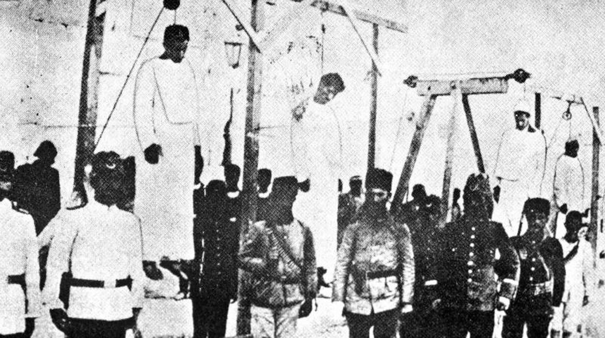 Soldados turcos posan junto a los cuerpos de armenios ejecutados en 1915