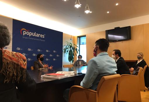 Reunión con la portavoz de Asuntos Exteriores del PP en el Congreso, Belén Hoyo