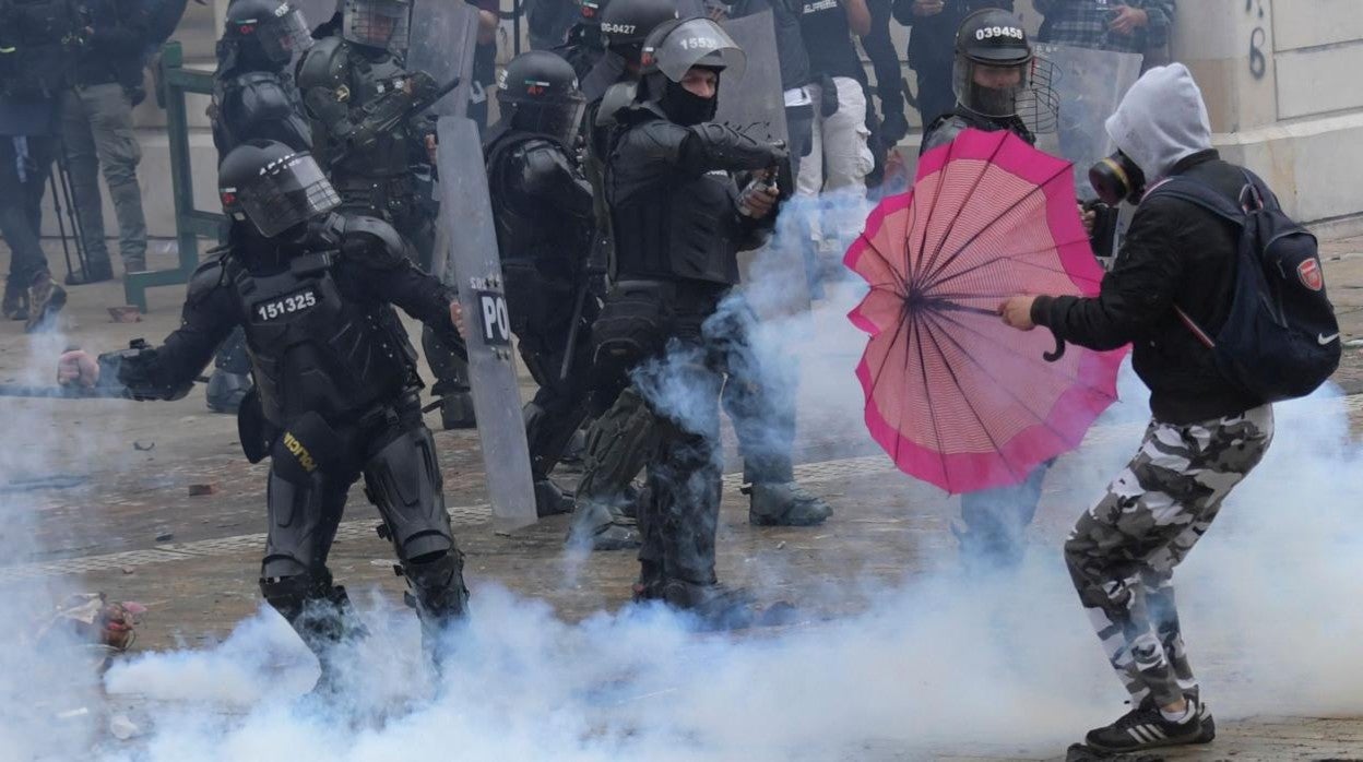 Un manifestante se enfrenta con la policía, durante las protestas en Bogotá