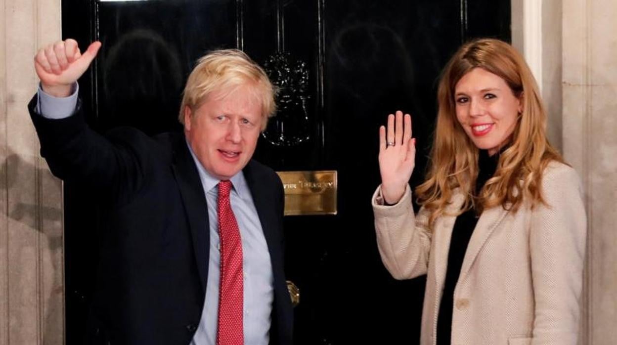 El primer ministro británico, Boris Johnson, y su novia, Carrie Symonds, en Downing Street