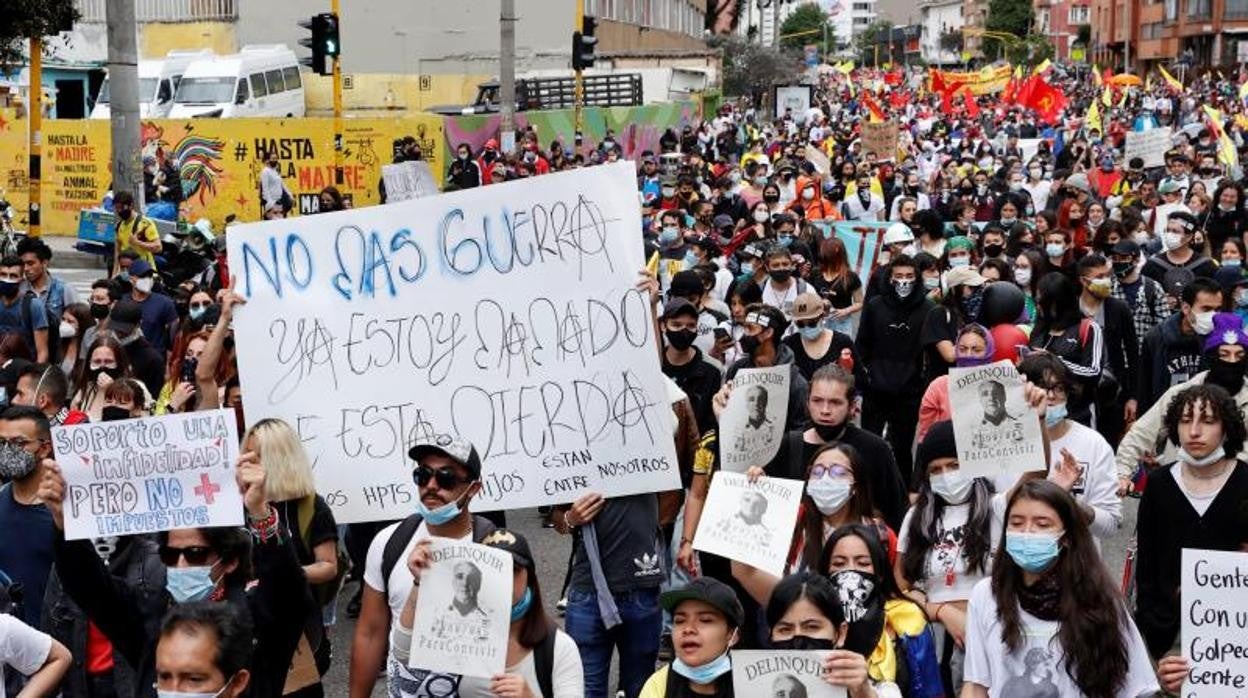 Manifestantes participan en nueva jornada de protesta contra la reforma tributaria mientras se conmemora el Día Internacional de los Trabajadores, en Bogotá