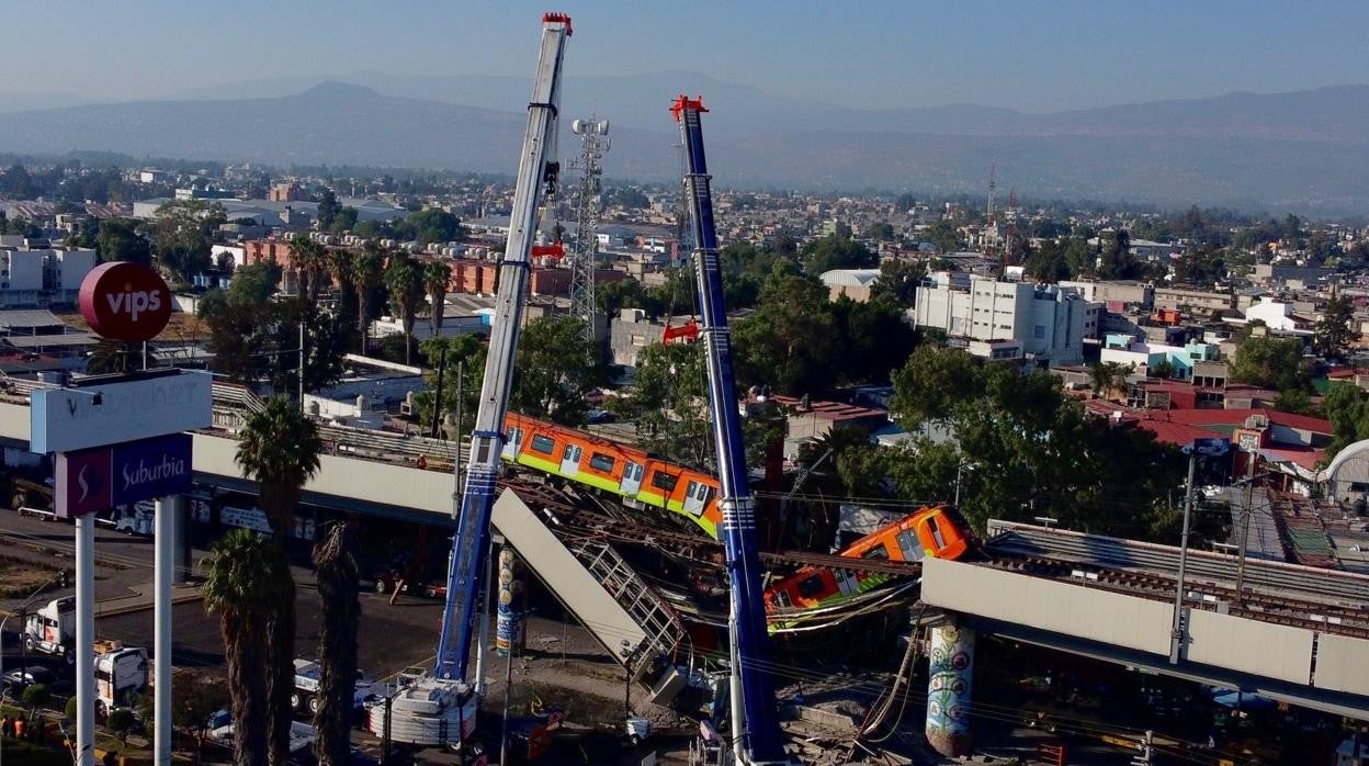 Imagen de cómo quedó la estructra de la línea 12, y los dos vagones descolgados en la Ciudad de México
