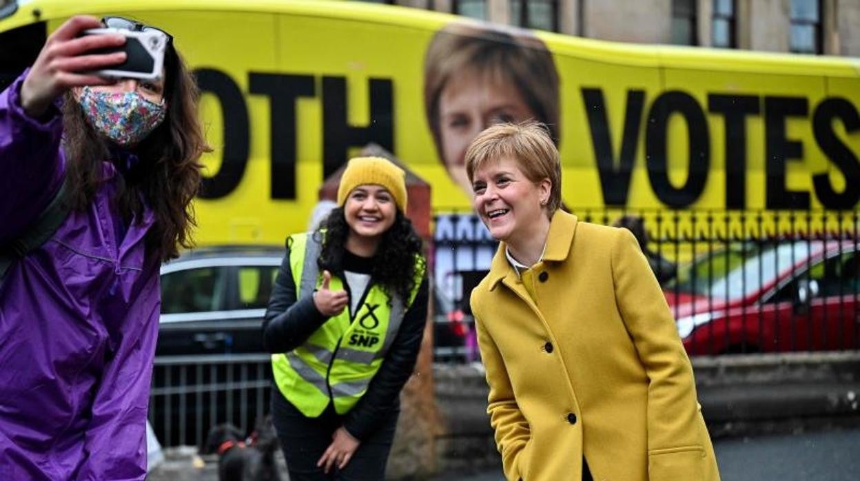 La primera ministra escocesa, Nicola Sturgeon, posa para una fotografía al acudir a un centro de votación