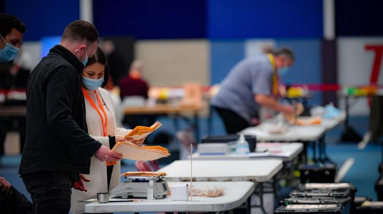 Recuento de votos para las elecciones al parlamento galés en Cardiff