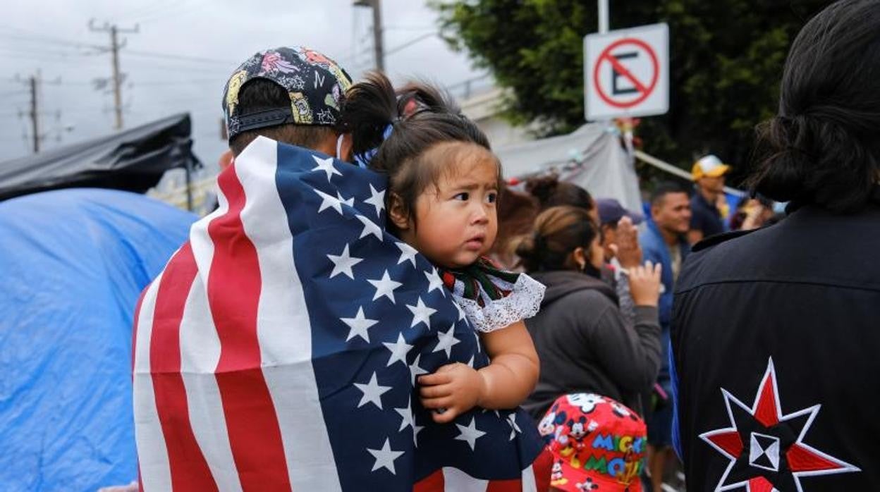 Inmigrantes hondureños en el campamento de El Chaparral en Tijuana (México)