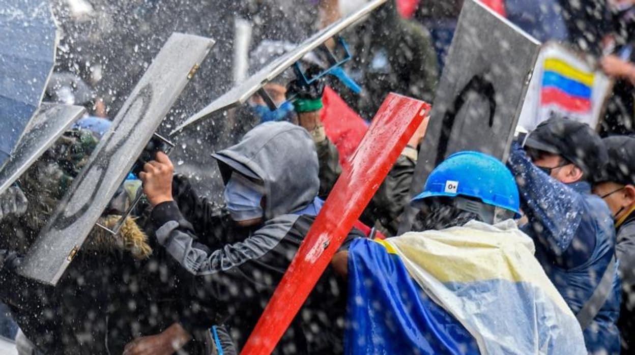 Manifestantes se enfrentan a agentes antidisturbios en Bogotá