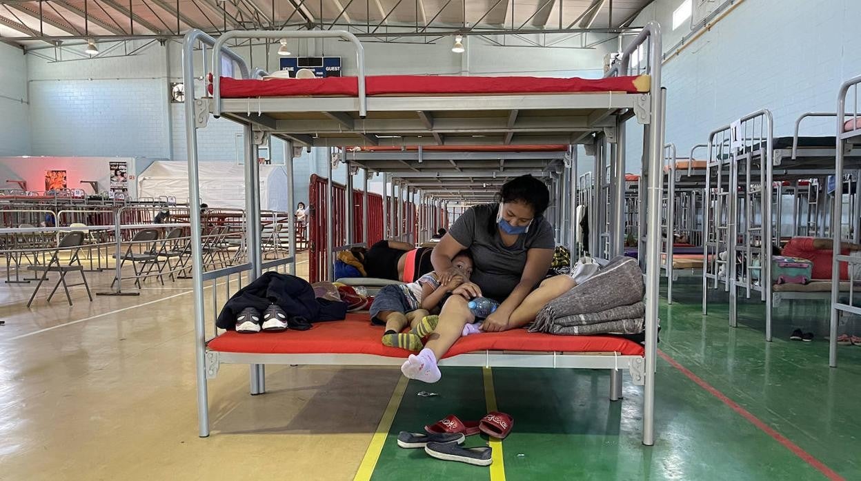 María Alejandra Ordóñez y su hija Alexia Abigail, procedentes de Guatemala, en el gimnasio municipal Kiki Romero en Ciudad Juárez (México), cerca de la frontera con Estados Unidos, de donde fueron deportadas