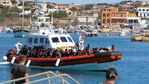 Alarma en Italia ante la llegada de 2.000 inmigrantes en 20 pateras en un solo día