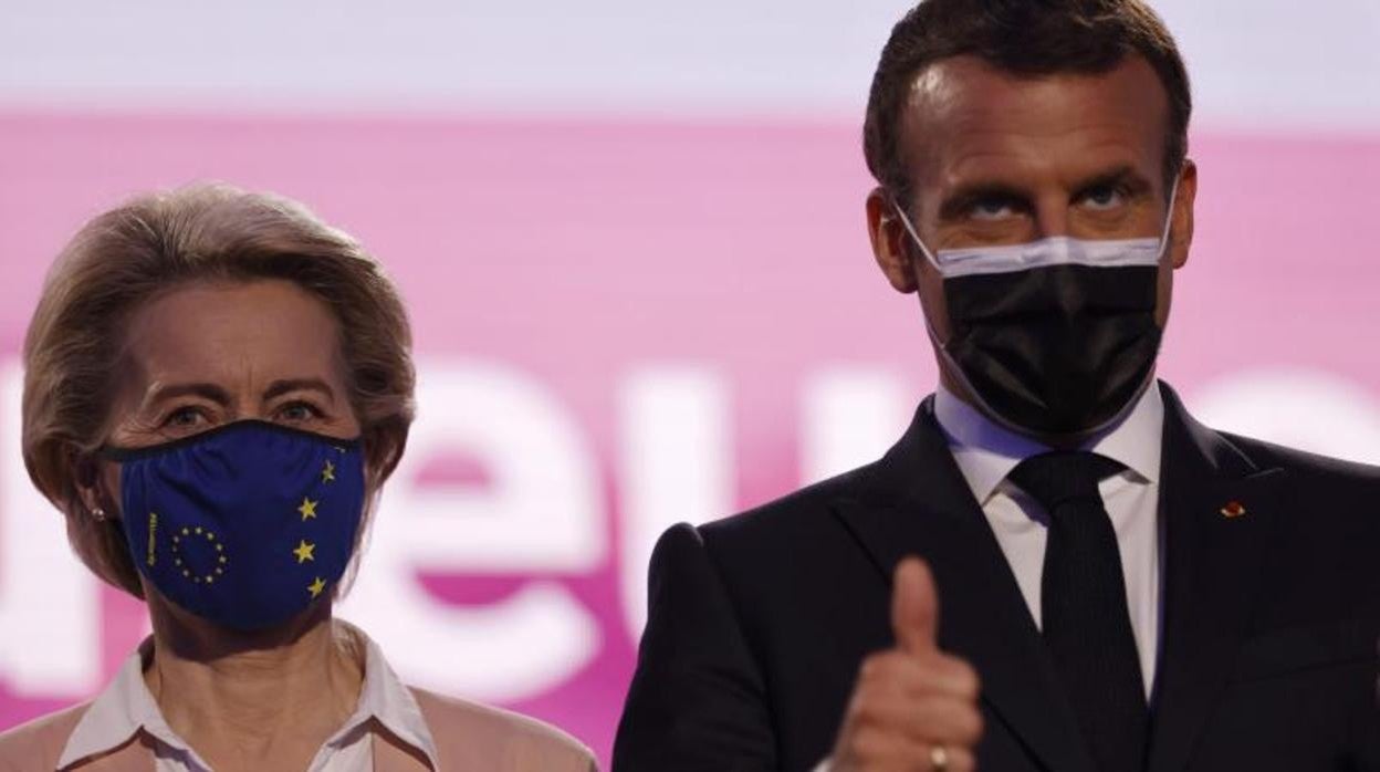 Emmanuel Macron, este domingo en Estrasburgo ante la presidenta de la Comisión Europea, Ursula von der Leyen