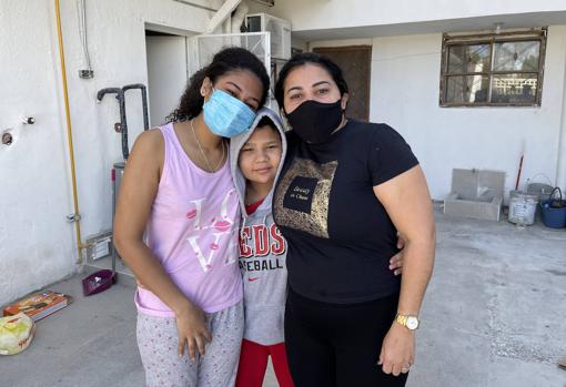 Sikiu Soteldo, de 43 años (a la derecha), con su hija y Lilisbeth León, de 25 años