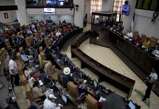 Diputados de la Asamblea nacional (AN) participan en una sesión parlamentaria para elegir a los nuevos magistrados del Consejo Supremo Electoral (CSE)