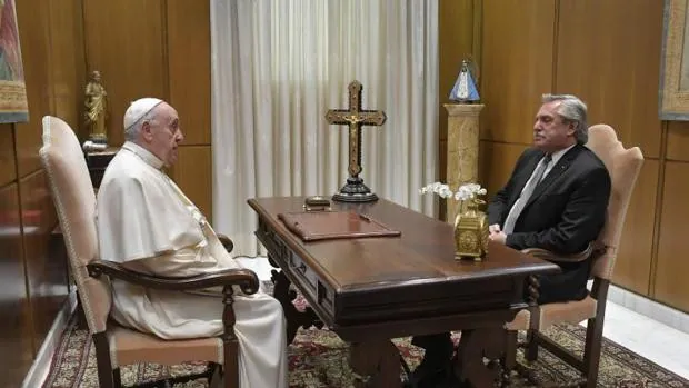 Alberto Fernández visita al Papa y le regala una medalla de las Malvinas